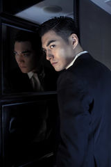 组图：严屹宽型男范写真  醇厚成熟显绅士风范