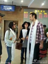 组图：周迅与男友现身云南寺庙祈福 婉拒合影