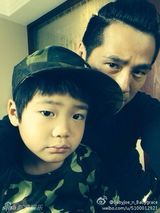 组图：曹格儿子变暖男 齐刘海可爱呆萌