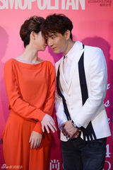 组图：李承铉戚薇热恋首亮相 已见过女方父母