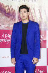 独家：韩星尹珍睿镂空白裙出席试映显优雅