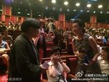 组图：宋祖英低调现身看话剧 与导演热聊