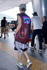 组图：BEAST龙俊亨返韩 纹身醒目潮范儿足