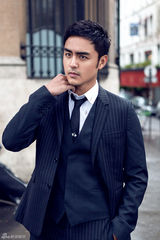 组图：明道李小冉探寻巴黎街巷 共享浪漫时光