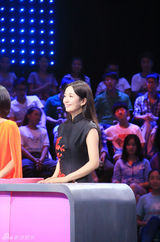 组图：杨童舒古典旗袍装尽显高贵气质