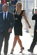 组图：小辣椒格温妮丝-帕特洛上节目 镂空小黑裙秀身材