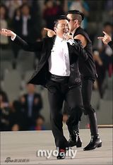 组图：亚运群星会 李英爱点火鸟叔骑马Exo斗舞