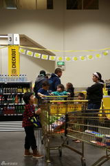 组图：爸爸2萌娃客显主人风 超市作战小鬼当家