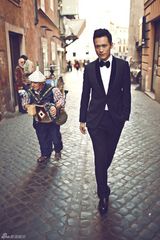 组图：高云翔漫步罗马街头 俊朗挺拔风度非凡