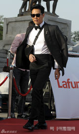 组图：李政宰轻伤不下红毯 墨镜西装迷倒一片
