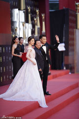 组图：《露水红颜》剧组亮相 刘亦菲白裙仙气足