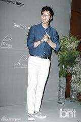 组图：韩星金雅中出席婚礼 裤装显长腿