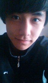 组图：清华校草李润东走红 女妆照生活照颜值爆表