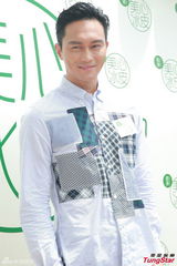 组图：张智霖英国过中秋 否认送名车给老婆