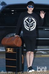 组图：韩星李栋旭现身机场 休闲装显帅气