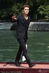 组图：吸血鬼Stefan乘快艇逛威尼斯 揽萝莉超模