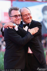 组图：威尼斯闭幕红毯 汤唯笑容甜美陈冲深V