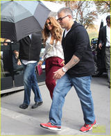 组图：碧昂斯深V露Bra耍性感 老公JayZ抱爱女