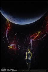 组图：陈伟霆空降女神新衣 尚雯婕全息影像走秀