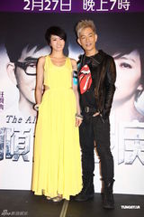 组图：任贤齐梁咏琪香港宣传新片