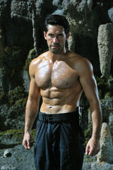 组图：《传奇》曝斯科特黄奕剧照 尽显野性诱惑