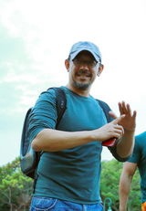 组图：姜文携妻子抵达威尼斯 与记者玩互拍