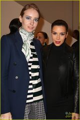 组图：卡戴珊怀孕穿紧身裙更显“前凸”后翘