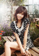 高清组图：韩星河智苑春装照 忧郁安静气质温婉