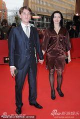 《纯洁星期六》首映 安东-沙金携斯维塔纳似情侣