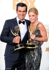 组图：艾美奖后台 喜剧类最佳男女配角亮相