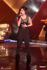 组图：《劲歌金曲》录像 阿Sa黑色皮胸衣亮相献歌