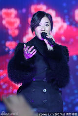 组图：众星献艺跨年 张柏芝引骚乱警察控制场面