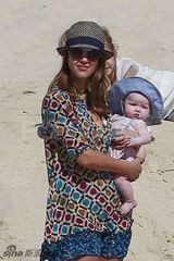 组图：杰西卡-阿尔芭携一双可爱女儿海滩玩耍