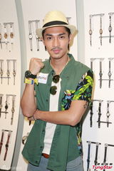 组图：官恩娜险露裙底风光 赞关楚耀胸肌结实