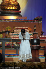 组图：王菲献唱第三届世界佛教论坛 虔诚行佛礼