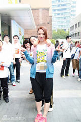 组图：董璇运动潮装现身活动 节能减排化身低碳达人