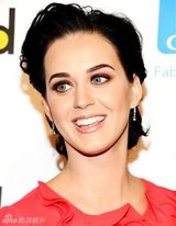 组图：凯蒂-佩里桃红裙丰乳翘臀 获 B i l l b o a r d 年度女性