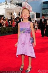 组图：《摩登家庭》童星笑容纯真缺牙可爱