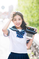 组图：张含韵拍摄杂志封面 穿起校服致青春