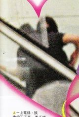 幻灯图：杨千嬅丁子高街头热吻 偷闲过二人世界