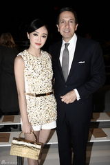 组图：秦岚亮相纽约时装周 金色战衣夺眼球