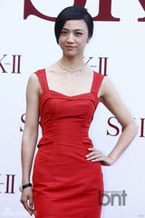 组图：汤唯林秀晶李妍熙出席活动同穿红裙斗艳