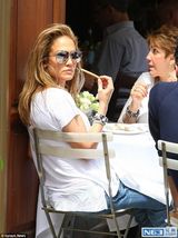 组图：洛佩兹陪妈妈外出用餐 母女一路开心热聊