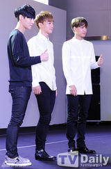 组图：EXO黑白酷装亮相 灿烈搞怪表情多