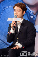 组图：赵寅成孔孝真深情对视 浪漫甜蜜