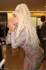 组图：Lady Gaga透视装仅遮住三点 心情大好狂送飞吻