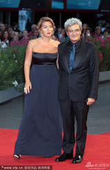 组图：意片《青春韶华》首映 导演与妻子秀恩爱