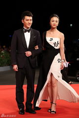 组图：威尼斯闭幕红毯 汤唯笑容甜美陈冲深V