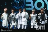 组图：BOYFRIEND回归首秀 露性感腹肌