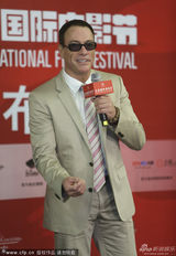 组图：成龙亮相上影节 与尚格云顿20年后再聚